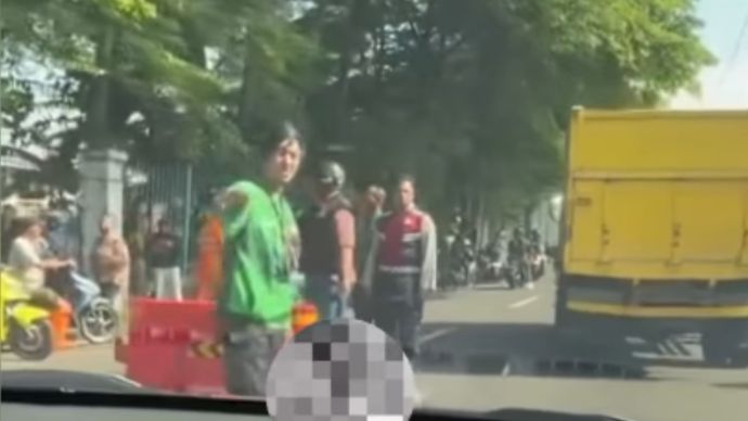 Telah terjadi lakalantas di Jln Raya Bogor titik kenal dekat Belly/Naga Ciracas pada Selasa (14/04/26) sekira pukul 08:44 WIB. Diketahui korban pengendara motor tutup usia di lokasi kejadian.