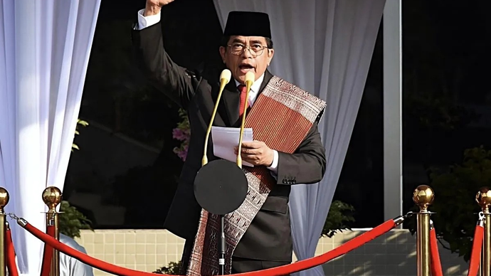 Sekretaris Jenderal DPR RI Indra Iskandar menyampaikan pidato dalam upacara peringatan HUT Ke-80 RI di kompleks parlemen, Senayan, Jakarta, Minggu (17/8/2025). (ANTARA/HO-Sekretariat Jenderal DPR RI/Runi/Andri)