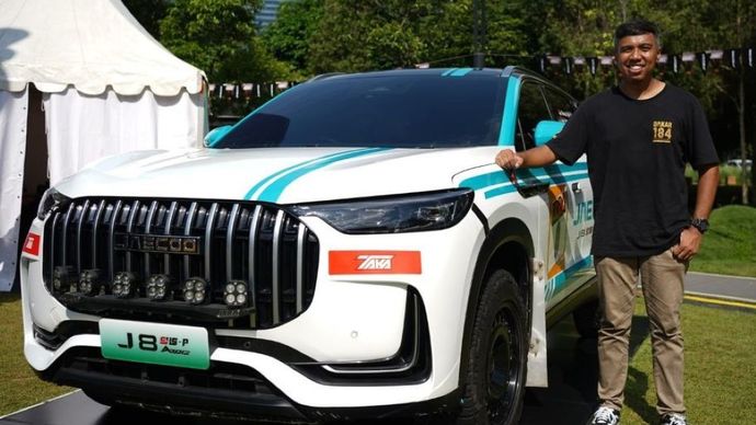 Julian Johan bersama unit JAECOO J8 SHS-P ARDIS yang bertugas sebagai Zero Car di ajang IRRA 2025. (Foto: Dok/Istimewa)  