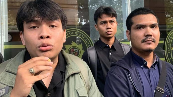 Dua terdakwa kasus dugaan penghasutan demo ricuh, Muzzafar Salim (kiri) dan Syahdan Husein (kanan) saat ditemui di PN Jakpus, Senin (13/4/2026). (ANTARA/Agatha Olivia Victoria)
