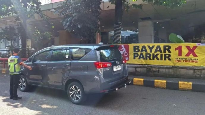 Arsip foto - Petugas melakukan pengawasan untuk mencegah parkir liar di parkiran Blok M Square, Jakarta, Rabu (1/4/2026). ANTARA/Luthfia Miranda Putri.