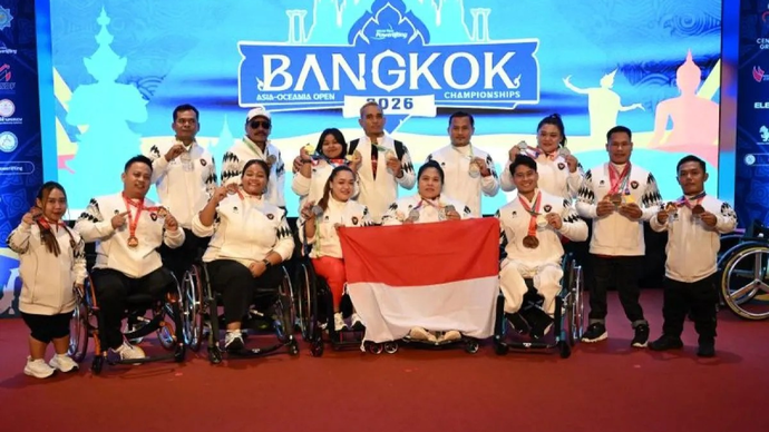 Tim para angkat berat Indonesia berfoto bersama dalam kejuaraan Bangkok 2026 Para Powerlifting Asia-Oceania Open Championship yang diselenggarakan di Bangkok, Thailand, 7-12 April 2026. Indonesia mengirimkan perwakilan 12 atlet dan berhasil meraih enam emas, empat medali perak dan 15 perunggu. (NPC Indonesia)