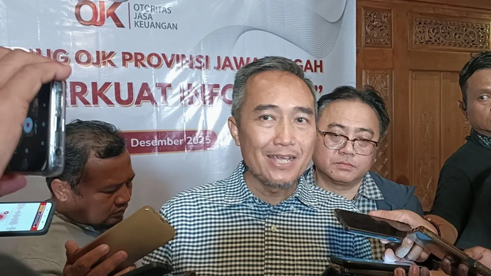 Kepala Otoritas Jasa Keuangan (OJK) Jawa Tengah Hidayat Prabowo, didampingi Direktur Pengawasan Perilaku Pelaku Usaha Jasa Keuangan, Edukasi, Pelindungan Konsumen dan Layanan Manajemen Strategis OJK Jateng Taufik Andriawan. (ANTARA/Zuhdiar Laeis)