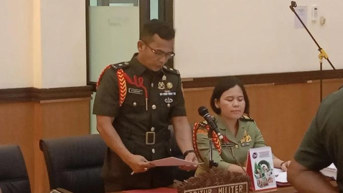 Oditur Militer dari Oditurat Militer II-07 Jakarta, Mayor (Chk) Wasinton Marpaung (berdiri) dalam sidang pembacaan tanggapan nota keberatan (eksepsi) yang diajukan penasihat hukum para terdakwa kasus dugaan penculikan dan pembunuhan seorang kepala cabang (kacab) bank di Jakarta di Pengadilan Militer II-08 Jakarta, Cakung, Jakarta Timur, Rabu 15 April 2026. ANTARA/Siti Nurhaliza.