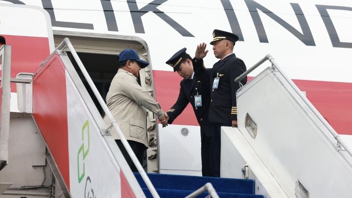 Presiden Prabowo Subianto kembali ke Tanah Air usai lawatan ke Rusia dan Prancis, membawa hasil konkret dari penguatan kerja sama energi, pertahanan, hingga ekonomi strategis. Diplomasi aktif Indonesia terus dibangun untuk masa depan yang lebih kuat di kancah global. 