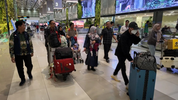 Sejumlah WNI yang dievakuasi dari Iran dalam tahapan repatriasi terbaru tiba di Bandara Internasional Soekarno-Hatta, Cengkareng, Banten, Selasa (14/4/2026). (ANTARA/HO-Kemlu RI)