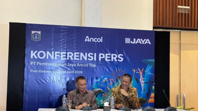 Direktur Utama PT Pembangunan Jaya Ancol (PJAA) Tbk  Syahmudrian Lubis (kiri) didampingi Komisaris Utama Irfan Setiaputra (kanan) saat jumpa pers usai RUPS Tahunan di Jakarta, Selasa 14 April 2026. ANTARA/Mario Sofia Nasution