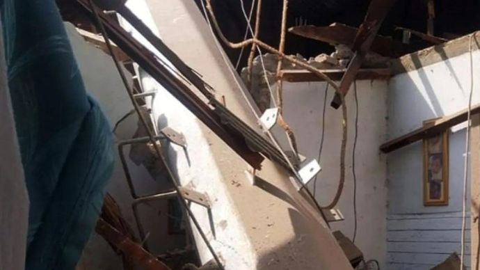 Sebuah tiang provider roboh hingga menimpa dua rumah kontrakan di Jalan KH Hasyim Pondok Cabe, RT 06 RW 01 Kembangan Utara, Kembangan, Jakarta Barat, Sabtu 11 April 2026. ANTARA/Handout/am.