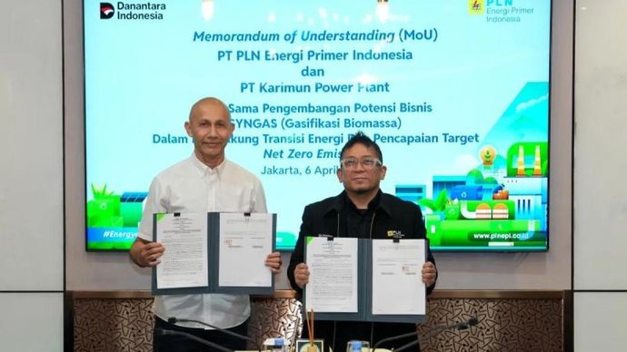 Direktur Biomassa PT PLN Energi Primer Indonesia (PLN EPI) Hokkop Situngkir (kanan) dan Direktur Utama PT Karimun Power Plant Arthur Palupessy (kiri) melakukan penandatanganan nota kesepahaman (MoU) pengembangan bisnis syngas gasifikasi berbasis biomassa sebagai upaya mendukung transisi energi dan pencapaian target net zero emission (NZE) 2060 di Jakarta, Senin 6 April 2026. ANTARA/HO-PT PLN EPI.