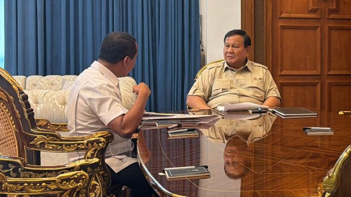Presiden Prabowo Subianto mendapatkan laporan terkait hasil penataan izin usaha pertambangan (IUP) di kawasan hutan dari Menteri Energi dan Sumber Daya Mineral (ESDM) Bahlil Lahadalia dalam pertemuan di Istana Merdeka