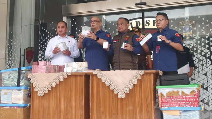 Direktur Penyidikan (Dirdik) Jaksa Agung Muda Bidang Tindak Pidana Khusus (Jampidsus) Kejagung Syarief Sulaeman Nahdi (kedua dari kiri) bersama jajaran Kejagung menunjukkan uang tunai yang disita dalam kasus dugaan tindak pidana pencucian uang (TPPU) dengan tindak pidana asal kasus suap oleh terpidana Zarof Ricar di Gedung Jampidsus Kejagung, Jakarta, Kamis (16/4/2026). (ANTARA/Nadia Putri Rahmani)