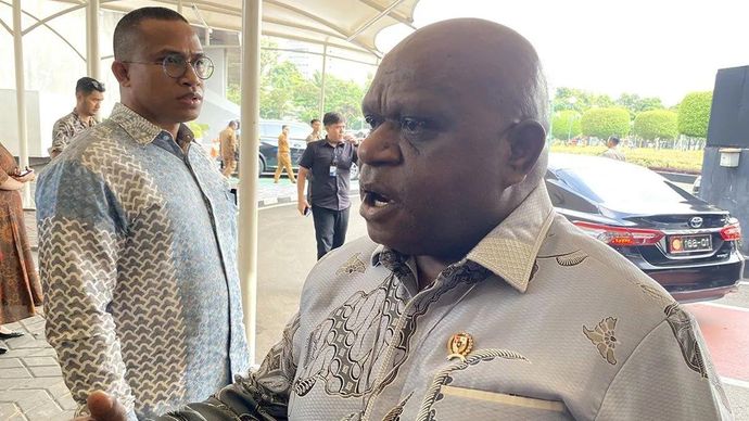 Menteri HAM Natalius Pigai menjawab wartawan di kompleks parlemen, Senayan, Jakarta, Selasa 7 April 2026. ANTARA/Fath Putra Mulya/pri.