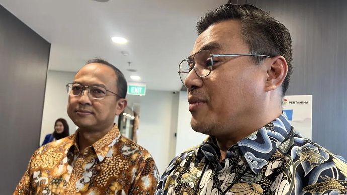 Vice President Corporate Communication Pertamina Muhammad Baron (kanan) memberi keterangan ketika ditemui di sela-sela acara Sustainability Champions yang digelar di Jakarta, Kamis (16/4/2026). (ANTARA/Putu Indah Savitri)
