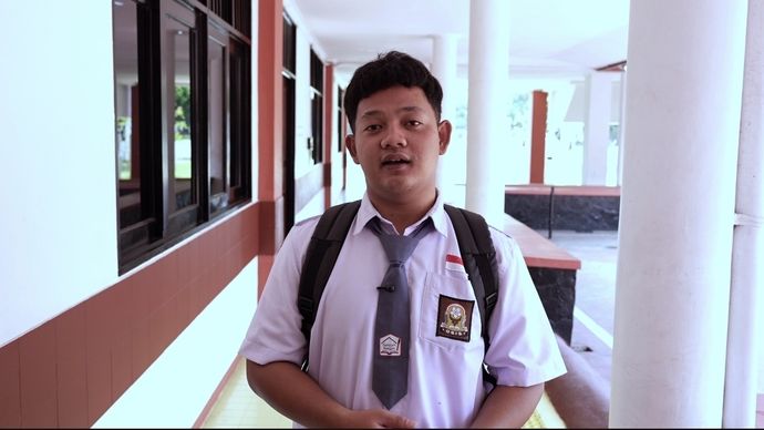 Sempat putus sekolah 2 tahun karena biaya, Daifulloh (19) kini kembali mengejar mimpi di Sekolah Rakyat Bekasi. Dulu berjualan tahu bulat hingga dini hari, sekarang ia fokus belajar coding dan wirausaha secara gratis.