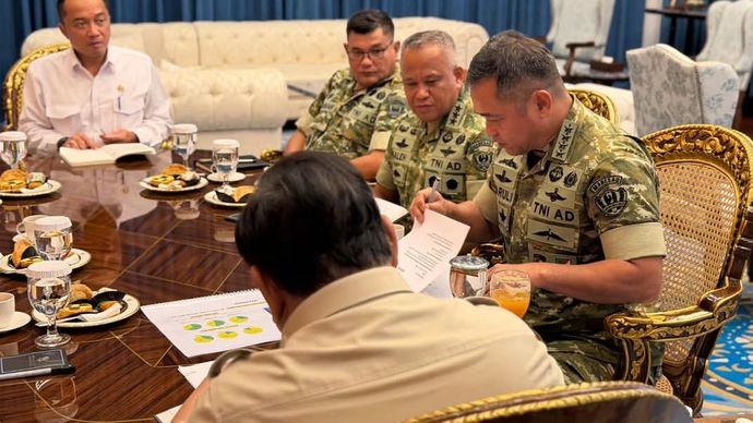 Prabowo Terima Laporan Pembangunan 300 Jembatan dan Renovasi Sekolah Terdampak Bencana dari KSAD