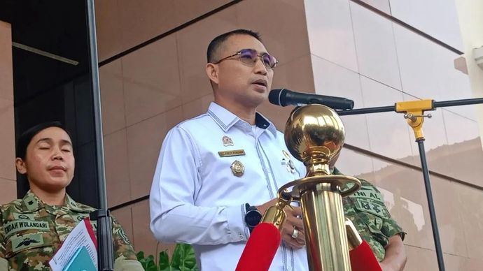 Kepala Pengadilan Militer II-08 Jakarta Kolonel Chk Fredy Ferdian Isnartanto memberikan keterangan usai penyerahan berkas dan bukti dalam kasus dugaan penganiayaan terhadap aktivis Komisi untuk Orang Hilang dan Korban Tindak Kekerasan (KontraS) Andri