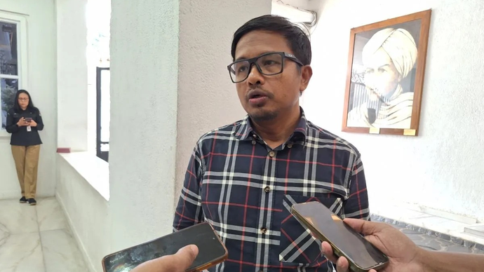 Komisioner Komisi Pemilihan Umum Republik Indonesia (KPU RI) KPU RI Idham Holik memberikan keterangan kepada wartawsan ddi kantor KPU RI, Jakarta Pusat, Rabu (15/4/2026). (ANTARA/Fianda Sjofjan Rassat)