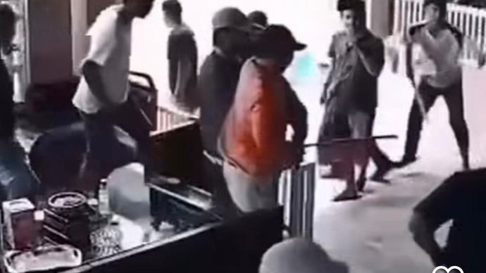 Kades di Lumajang dibacok beramai-ramai oleh orang yang bertamu ke rumahnya. 