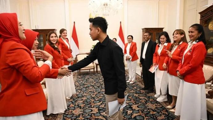 Wakil Presiden Gibran Rakabuming Raka (tengah) menerima audiensi jajaran Perempuan Indonesia Maju (PIM) di Istana Wakil Presiden, Jakarta, Kamis (16/4/2026). ANTARA/HO-BPMI Sekretariat Wakil Presiden