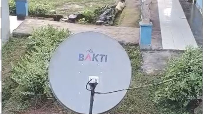 ​Berkat Satelit Satria-1 dari Komdigi, siswa SMPN 3 Lambitu di Bima kini tak perlu lagi naik bukit demi cari sinyal internet untuk ujian. Sekarang, akses internet gratis sudah masuk kelas, bikin belajar jadi makin nyaman dan fokus.
