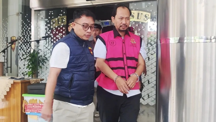 Petugas Kejaksaan Agung (Kejagung) menggiring AW (kanan), setelah ditetapkan sebagai tersangka tindak pidana pencucian uang (TPPU) terkait kasus suap terpidana Zarof Ricar, di Gedung Jampidsus Kejagung, Jakarta, Kamis (16/4/2026). ANTARA/Nadia Putri Rahmani