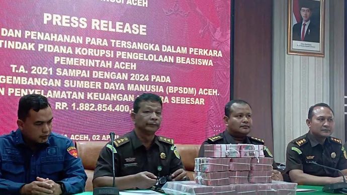 Arsip foto - Kepala Seksi Penerangan Hukum dan Humas Kejati Aceh Ali Rasab Lubis (dua dari kiri) menyampaikan penetapan dan penahanan tiga tersangka korupsi beasiswa dengan kerugian negara mencapai Rp14 miliar di Banda Aceh, Kamis 2 April 2026. ANTARA/M Haris SA
