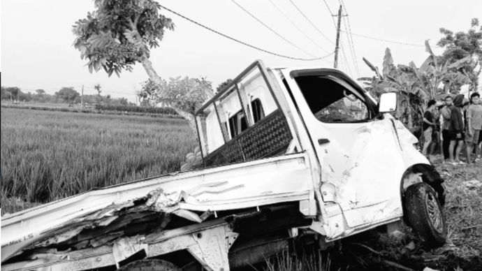 Kecelakaan lalu lintas (lakalantas) terjadi di Jalan Sumberlawang&ndash;Gabugan, tepatnya di Dukuh Karang, Desa Gading, Kecamatan Tanon, Sragen, Rabu (15/4/2026) sekitar pukul 15.55 WIB. Insiden yang melibatkan satu truk, satu mobil pikap, dan satu sepeda motor tersebut mengakibatkan satu orang meninggal dunia serta dua orang lainnya luka-luka.