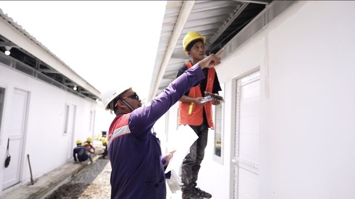 Pembangunan hunian layak inisiasi Presiden Prabowo bagi warga bantaran rel di Senen memberikan dampak ganda: menghadirkan tempat tinggal manusiawi bagi masyarakat sekaligus menjadi sumber penghasilan bagi para pekerja proyek. 