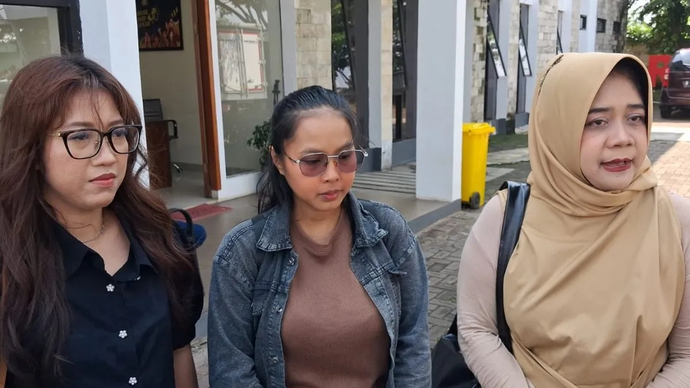 Ibu yang nyaris kehilangan bayinya di Rumah Sakit Hasan Sadikin (RSHS) Bandung, Nina Saleha (tengah) saat melaporkan seorang perawat berinisial N atas dugaan percobaan penculikan bayi ke Mapolda Jabar, Kota Bandung, Jumat (17/4/2026). ANTARA/Rubby Jovan