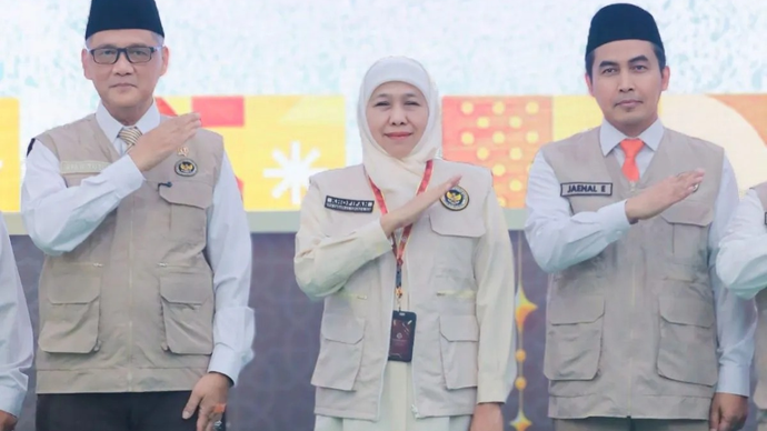 Gubernur Jatim Khofifah Indar Parawansa (tengah) saat dilantik sebagai Koordinator Petugas Penyelenggara Ibadah Haji (PPIH) Embarkasi Surabaya 1447 Hijriah/2026 oleh Menteri Haji dan Umrah RI Mochamad Irfan Yusuf di Surabaya, Jumat (17/4/2026). ANTARA/HO-Biro Adpim Pemprov Jatim