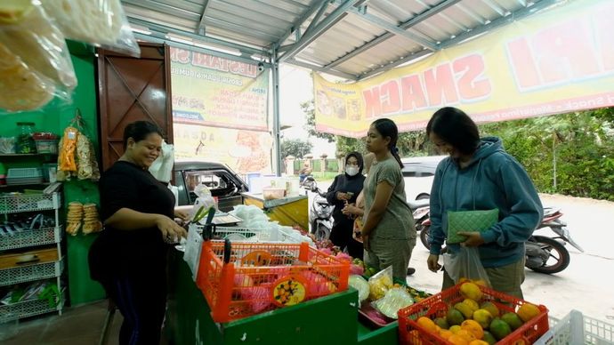 Pemilik kios buah, Endang Sri Lestari. (Foto: Dok/Istimewa/Bakom RI) 