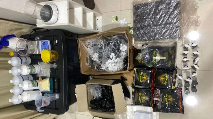 Barang bukti yang diamankan dari clandestine lab atau laboratorium gelap narkotika jenis tembakau sintetis di wilayah Jakarta Pusat, Jumat (17/4/2026). ANTARA/HO-Ditresnarkoba Polda Metro Jaya