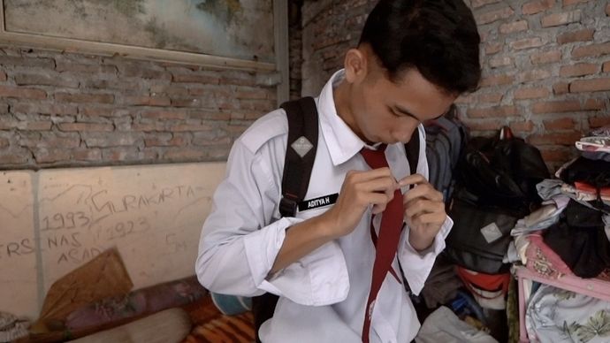 Berkat program Sekolah Rakyat, Mbah Aina kini bisa mewujudkan mimpi Aditya untuk bersekolah gratis dan mengejar cita-citanya menjadi tentara tanpa terkendala biaya. 