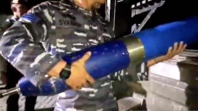 Tangkapan layar - Personel TNI AL mengangkat benda asing menyerupai rudal ke mobil truk untuk dibawa ke Markas Komando Daerah Angkatan Laut (Kodaeral) VI Makassar untuk diteliti lebih lanjut, seusai diamankan personel Polsek Mappasuggu, di Kabupaten Takalar, Sulawesi Selatan.  ANTARA/Darwin Fatir.