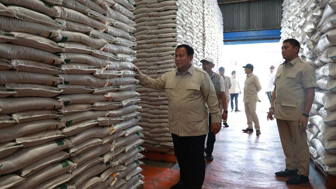 Presiden Prabowo memastikan stok beras nasional dalam kondisi aman dan terkendali saat meninjau langsung Gudang BULOG Danurejo, Magelang.