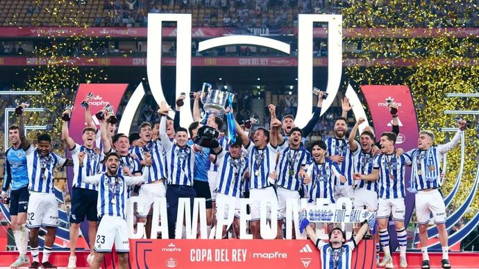 Para pemain Real Sociedad merayakan keberhasilan mereka menjuarai Piala Raja 2025/2026 setelah mengalahkan Atletico Madrid pada partai final di Stadion de La Cartuja, Sevilla, Sabtu (18/4/2026) waktu setempat. (x.com/rfef)