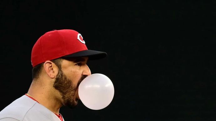 Arsip Foto - Pemain Cincinnati Reds Eugenio Suarez meniup permen karet di lapangan Nationals Park, Washington, Amerika Serikat, Rabu (26/5/2021). (REUTERS/Tommy Gilligan-USA TODAY Sports)