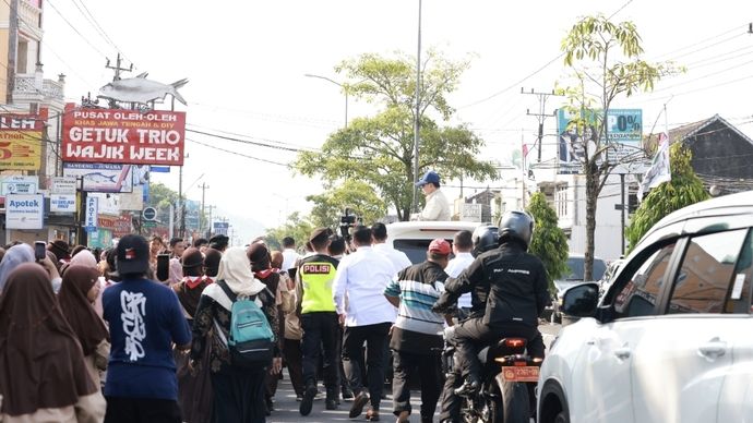 Masyarakat Magelang dan anak-anak sekolah menyambut antusias kedatangan Presiden Prabowo yang menyapa dari kendaraan taktis Maung di sela agenda pengarahan Ketua DPRD se-Indonesia dan sidak stok pangan di Gudang Bulog. 