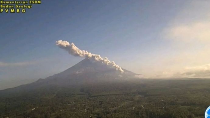Gunung Semeru erupsi disertai awan panas guguran sejauh 4 kilometer pada Minggu (19/4/20260) pagi. ANTARA/HO-PVMBG