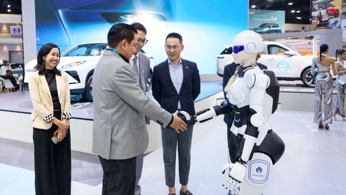 Interaksi robot Mornine AiMOGA dengan pengunjung di Bangkok International Motor Show. (Foto: Dok/Istimewa)
