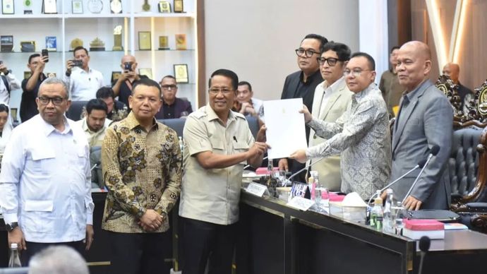 Wakil Ketua DPR RI Sufmi Dasco Ahmad bersama jajaran pimpinan Badan Legislasi DPR RI menerima naskah pandangan pemerintah mengenai RUU PPRT dari Menteri Hukum Supratman Andi Agtas di kompleks parlemen, Jakarta, Senin, 20 April 2026.