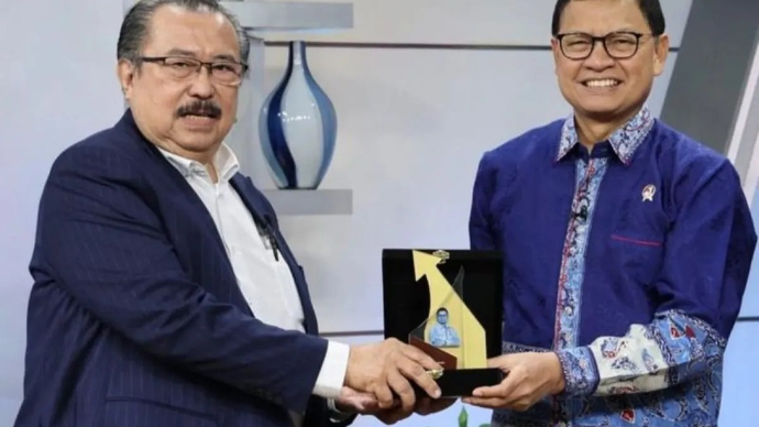 Kepala BPOM Taruna Ikrar raih penghargaan dari GP Farmasi Indonesia. ANTARA/HO-BPOM