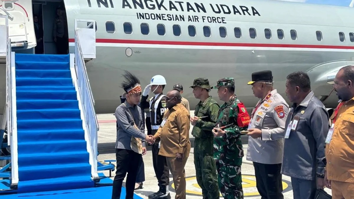 Wakil Presiden Gibran Rakabuming Raka bersalaman dengan Gubernur Papua Tengah Meki Fritz Nawipa dan jajaran saat tiba di Bandara Douw Aturure Nabire, Papua Tengah, Senin (20/4/2026). ANTARA/Mentari Dwi Gayati