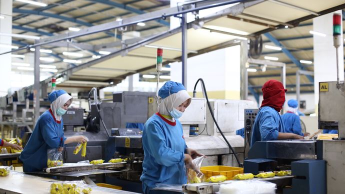 Pekerja di PT Mega Global Food Industry (Kokola Group), produsen FMCG biskuit dan wafer asal Indonesia