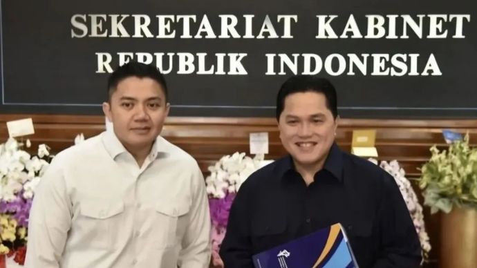 Sekretaris Kabinet Teddy Indra Wijaya menerima laporan dari Menteri Pemuda dan Olahraga Erick Thohir di Kantor Sekretariat Kabinet, Jakarta