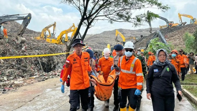 Arsip - Tim SAR menemukan korban kelima yang tertimbun longsor di TPA Bantargebang Bekasi, Jawa Barat pada Senin (9/3/2024) siang.ANTARA/HO-SAR DKI Jakarta
