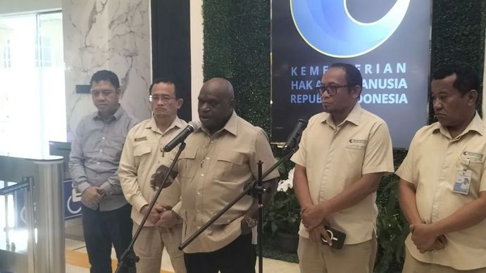 Menteri HAM Natalius Pigai saat jumpa pers di kantor Kementerian HAM, Jakarta Selatan, Senin 20 April 2026. ANTARA/Walda Marison