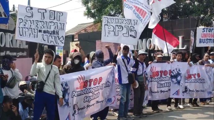 demo menuntut upah sesuai UMK hingga persoalan BPJS Ketenagakerjaan yang telah nunggak selama beberapa bulan.