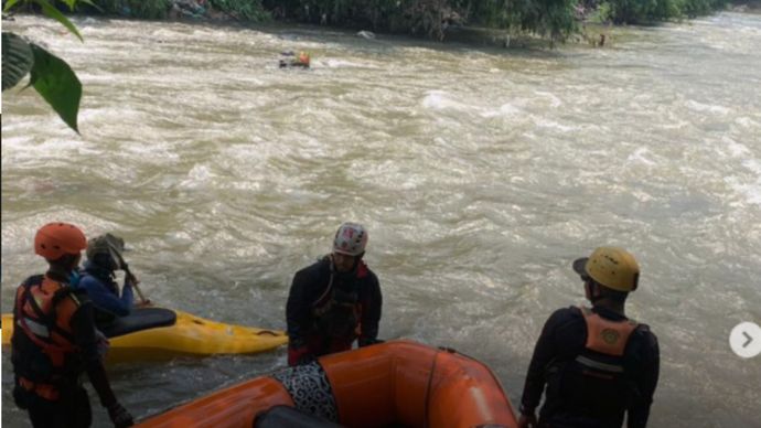 Operasi pencarian terhadap seorang anak yang hanyut di Sungai Ciliwung, Desa Cilebut Timur, Sukaraja, Kabupaten Bogor, masih terus dilakukan hingga hari kedua, Selasa (21/4).  Korban, Azka Baihaqi Sidiq (6), dilaporkan terbawa arus saat bermain di bantaran sungai bersama rekan-rekannya. Hingga sore hari, Tim SAR Gabungan belum berhasil menemukan korban. 