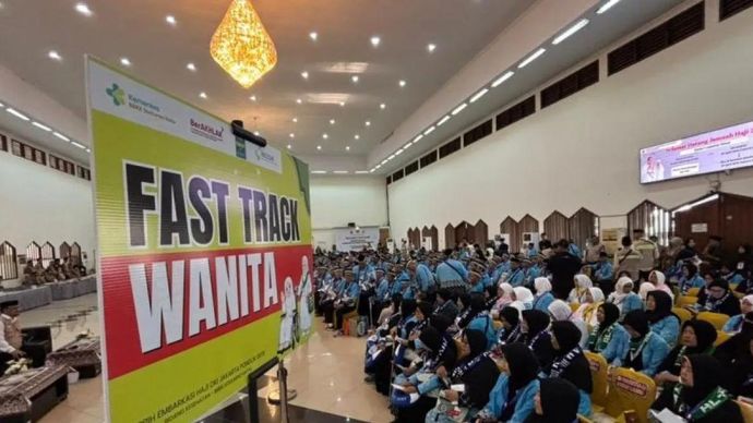 Jamaah calon haji menunggu di aula Asrama Haji Pondok Gede, Jakarta, menunggu proses pemeriksaan dokumen keimigrasian sebelum berangkat ke Tanah Suci, Selasa (21/4/2026). ANTARA/Asep Firmansyah.